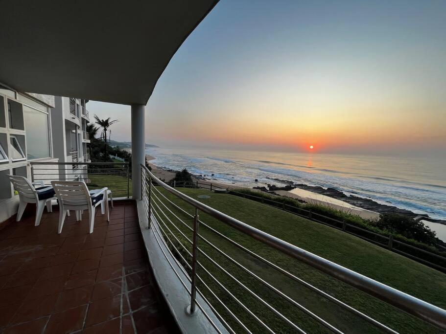 Ocean Pearl At Chakas Cove - Beachfront Apartment Ballito Exterior photo
